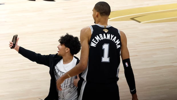 Fan runs onto court to take selfie with Victor Wembanyama during 2026 NBA Finals Game 1
